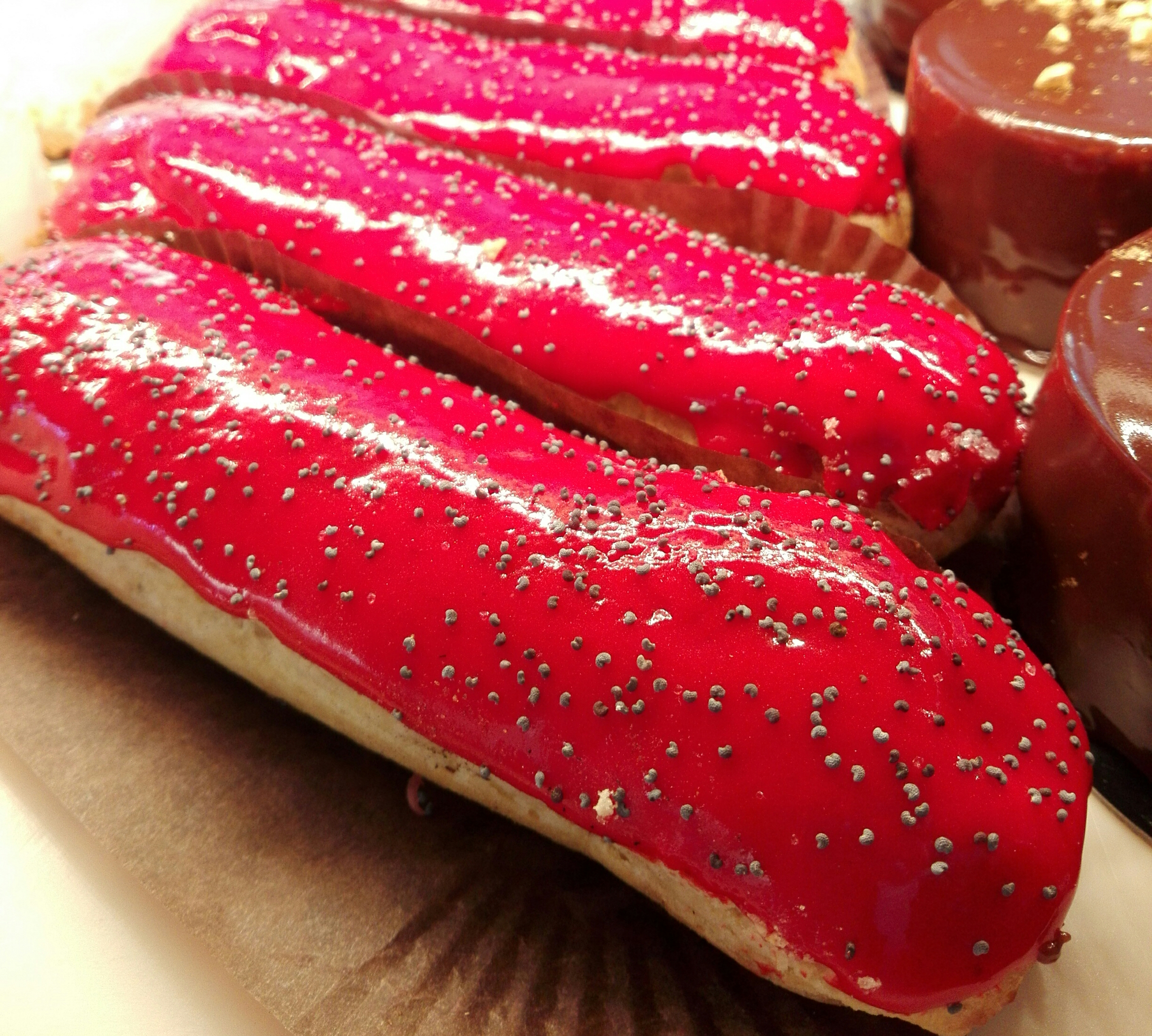 Eclair fraises et graines de pavot de Lorette boulangerie Paris