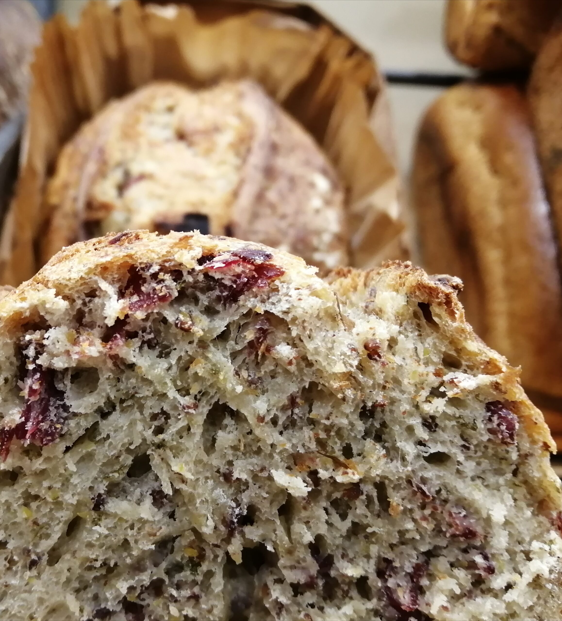 Pain à la moutarde ancienne et viande des grisons