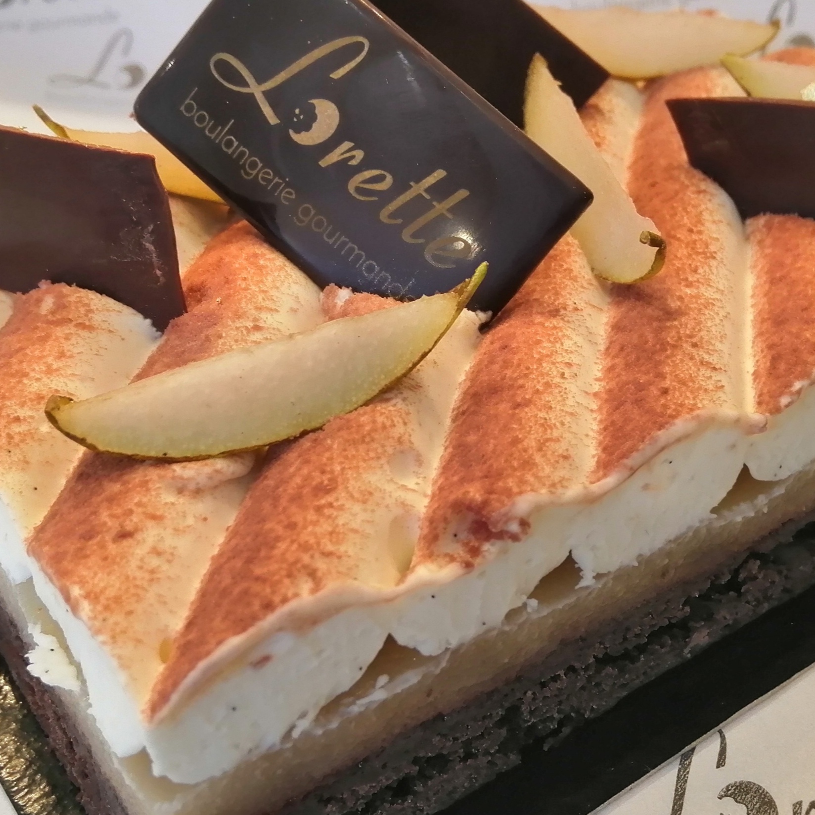 Entremets chocolat poire et vanille de Lorette, boulangerie à Paris