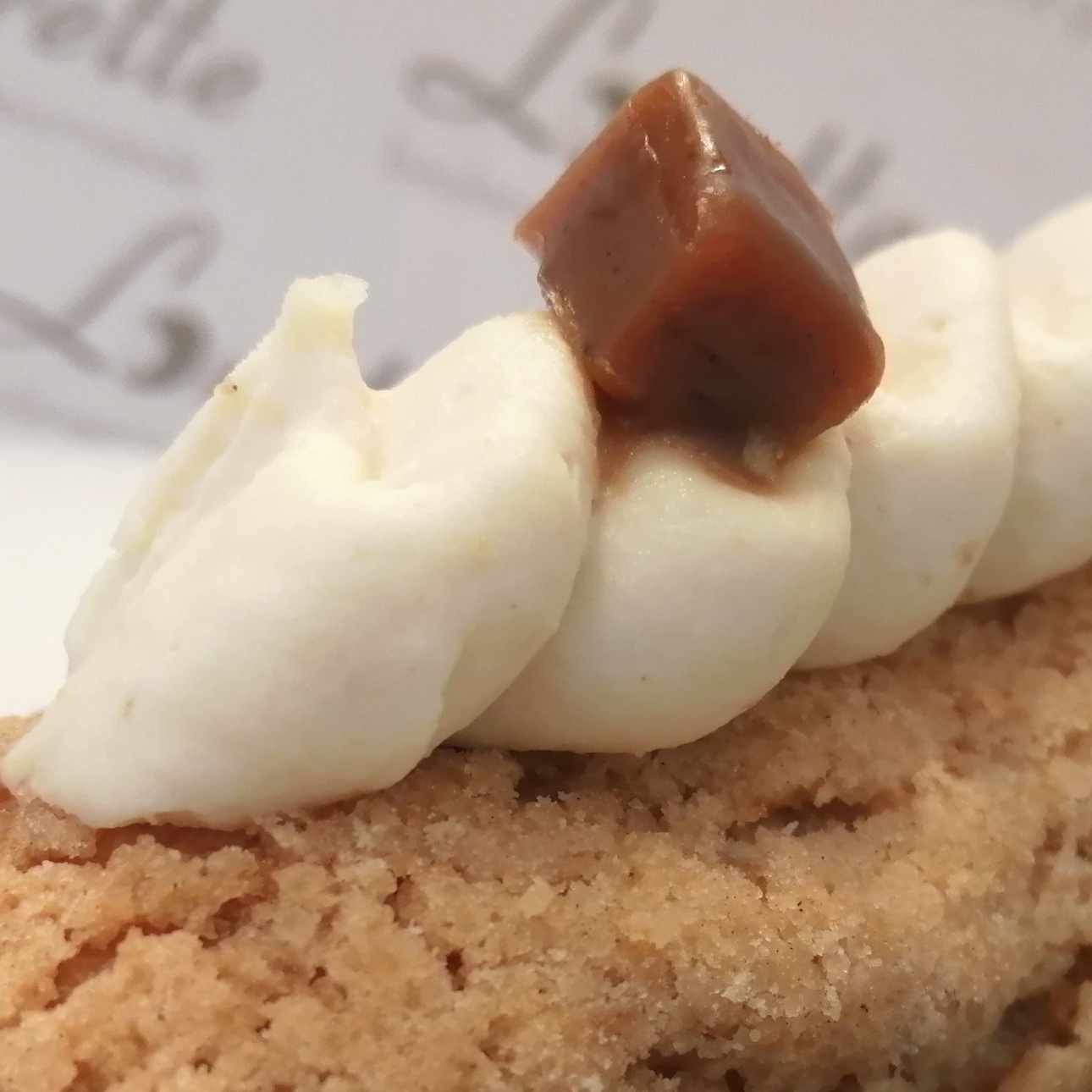 Eclair poire & caramel beurre salé