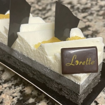 Entremets sésame noir et citron yuzu de Lorette, boulangerie à Paris